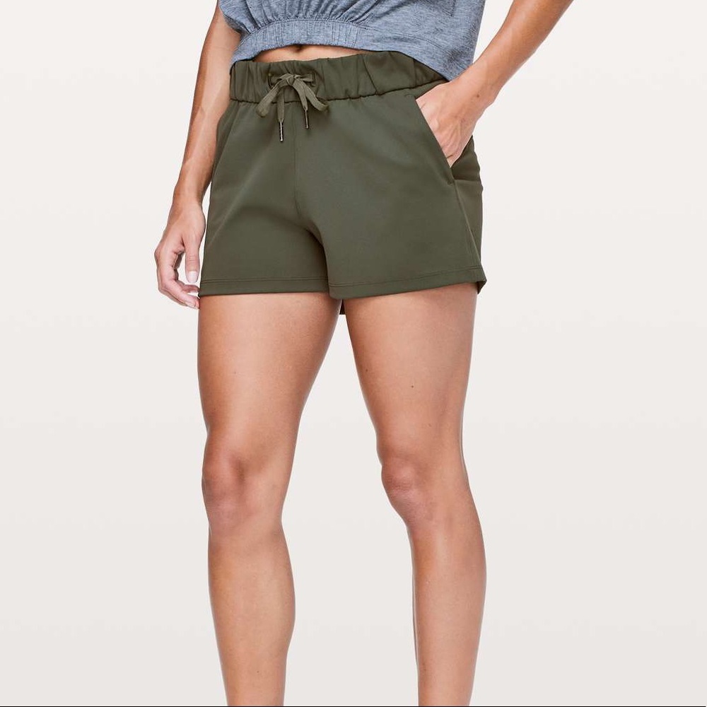 Lululemon On The Fly Short 2.5” Luxtreme Size 6 Dark Olive